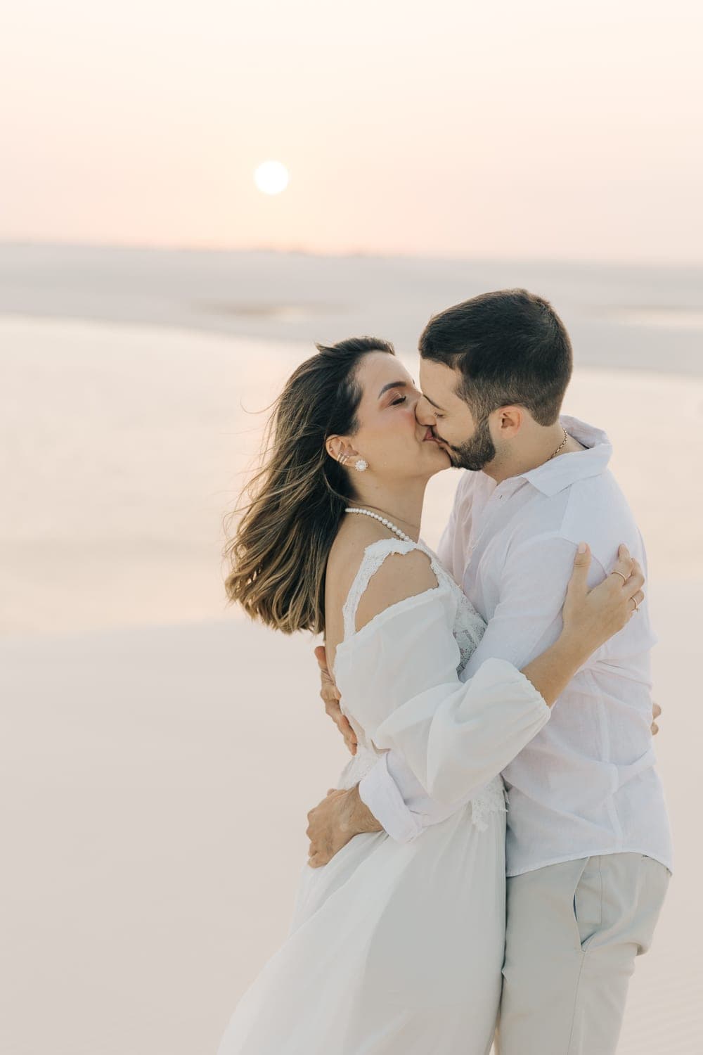 Myrella e Ramon, silhueta ao entardecer, Santo Amaro, Lençóis Maranhenses