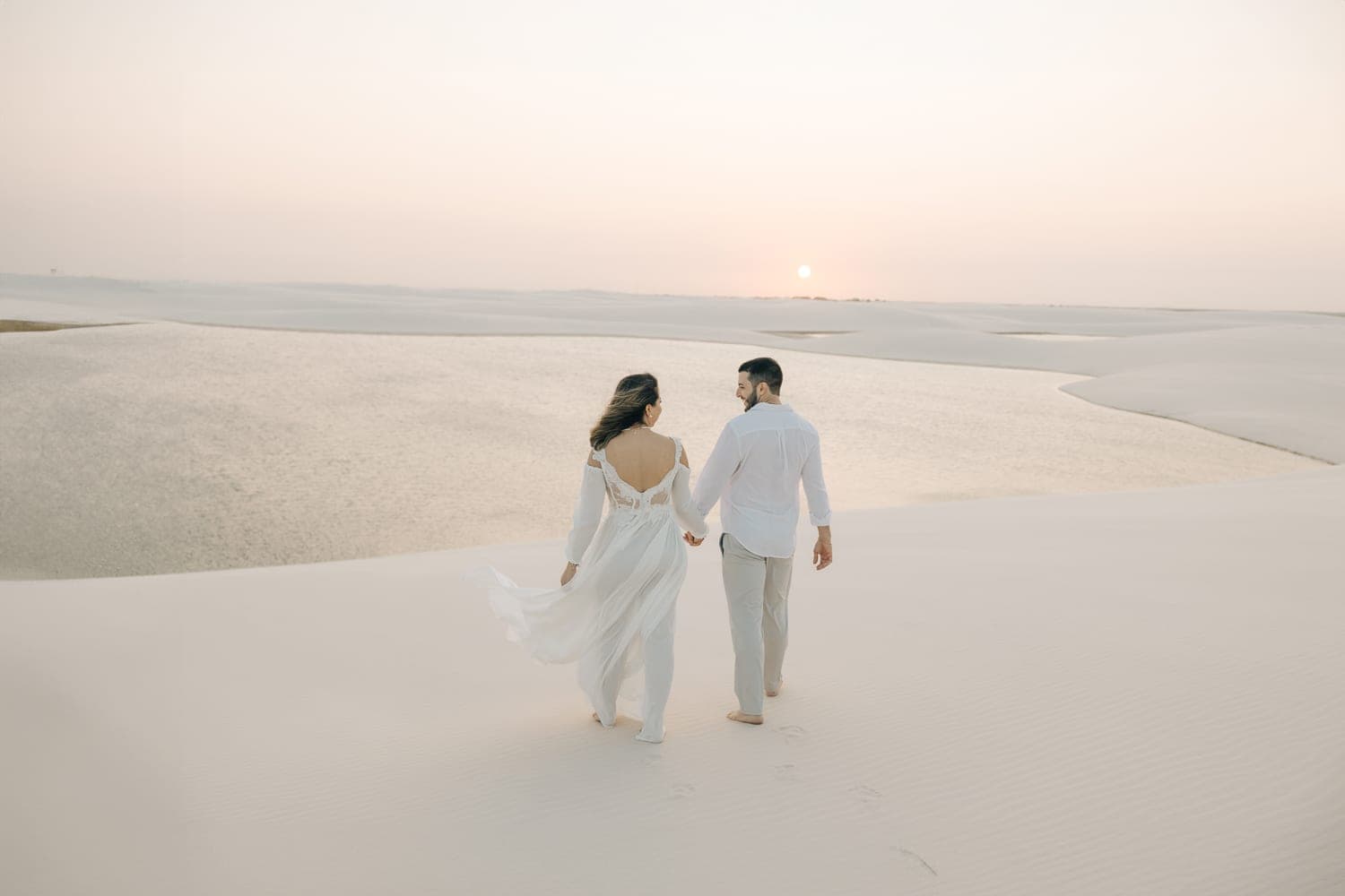 Myrella e Ramon, casal abraçado na luz dourada, Santo Amaro, Lençóis Maranhenses