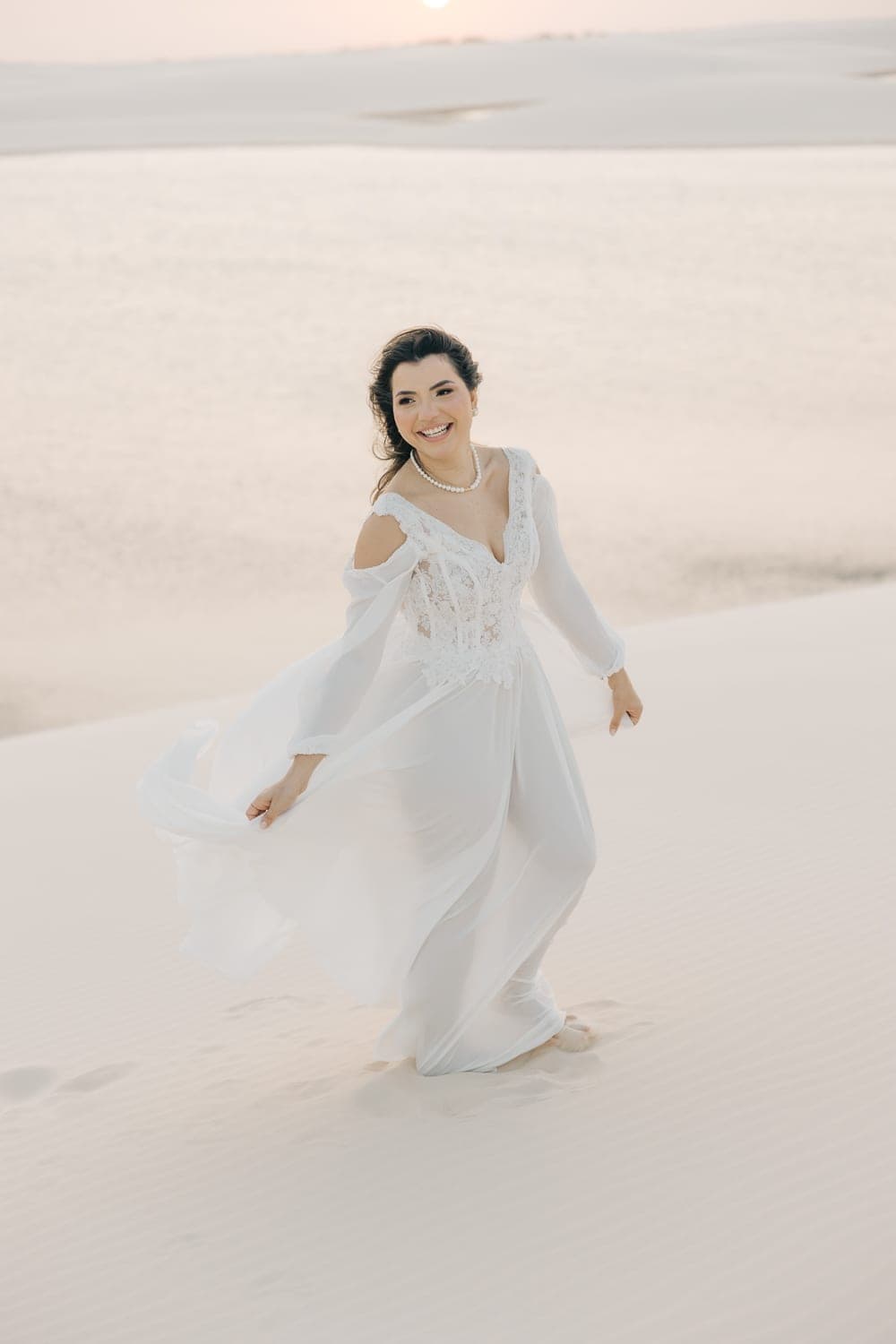 Myrella e Ramon, caminhando de mãos dadas nas dunas, Santo Amaro, Lençóis Maranhenses