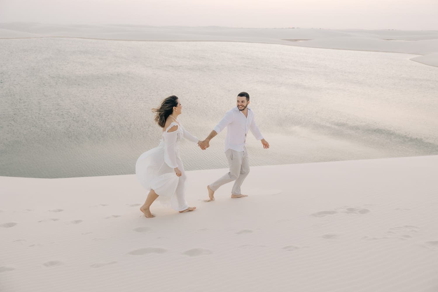 Myrella e Ramon, silhueta ao entardecer, Santo Amaro, Lençóis Maranhenses