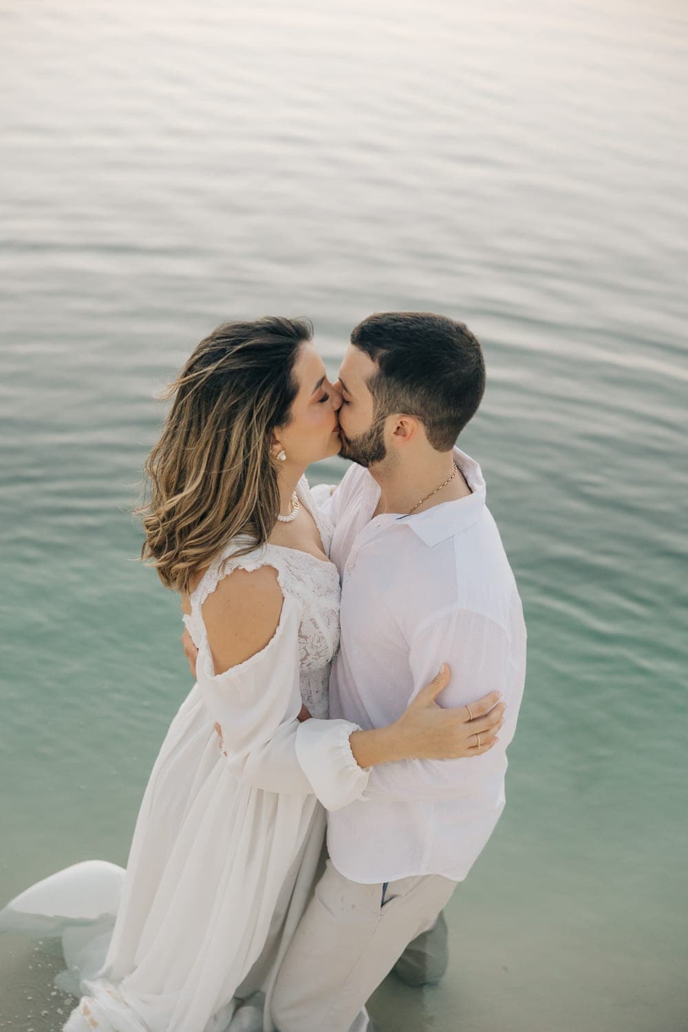 Myrella e Ramon, casal abraçado na luz dourada, Santo Amaro, Lençóis Maranhenses