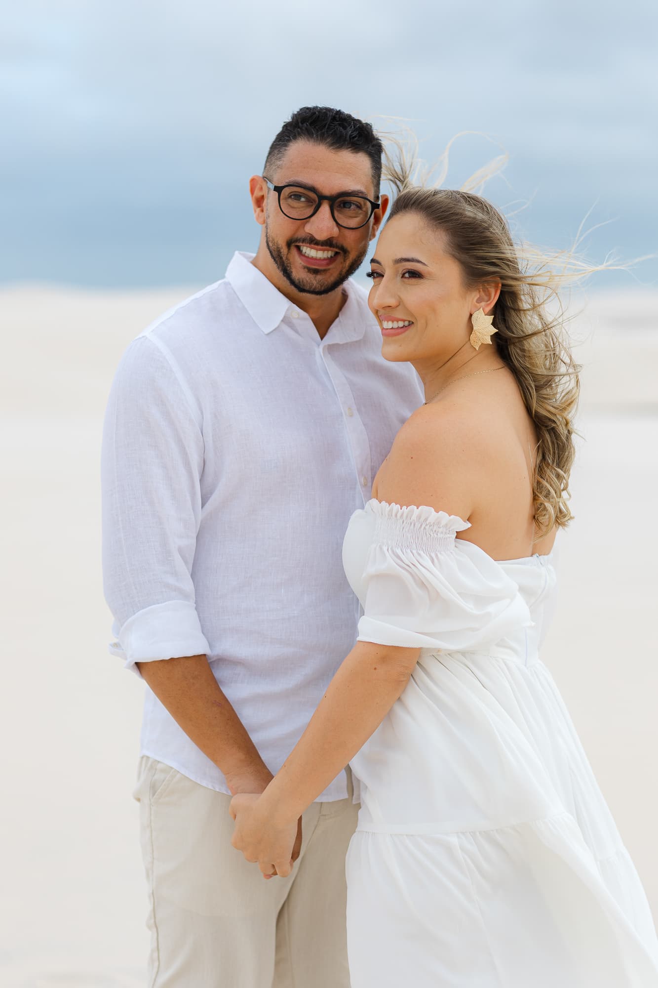 Thays e Jorge, casal abraçado na luz dourada, Santo Amaro, Lençóis Maranhenses