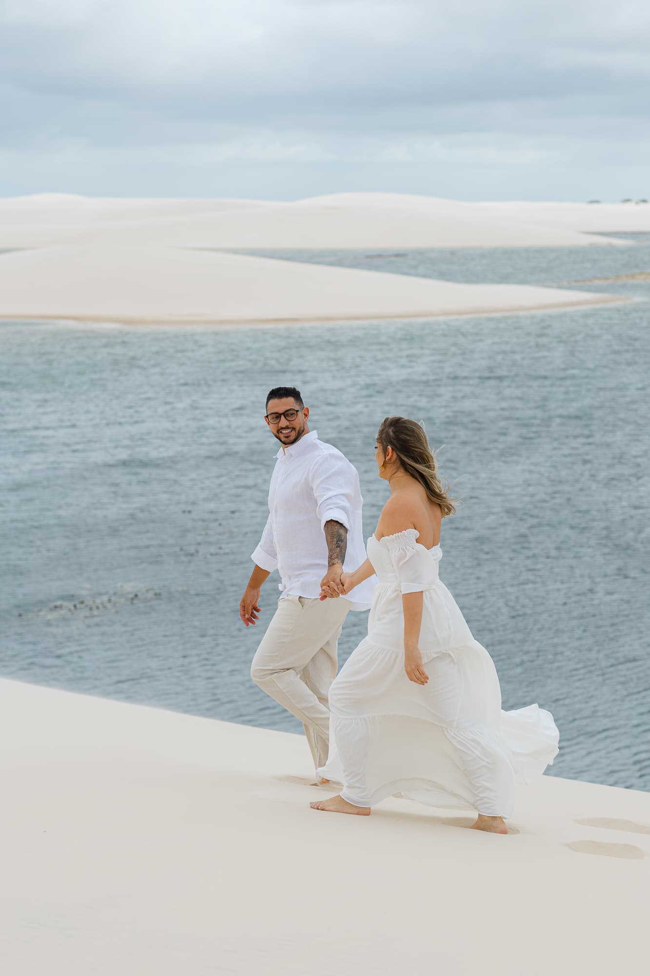 Thays e Jorge, silhueta ao entardecer, Santo Amaro, Lençóis Maranhenses