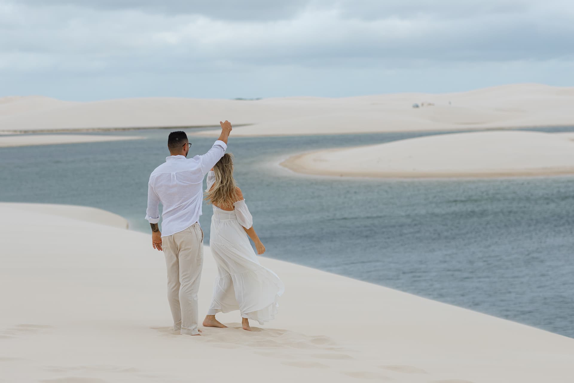 Thays e Jorge, casal abraçado na luz dourada, Santo Amaro, Lençóis Maranhenses