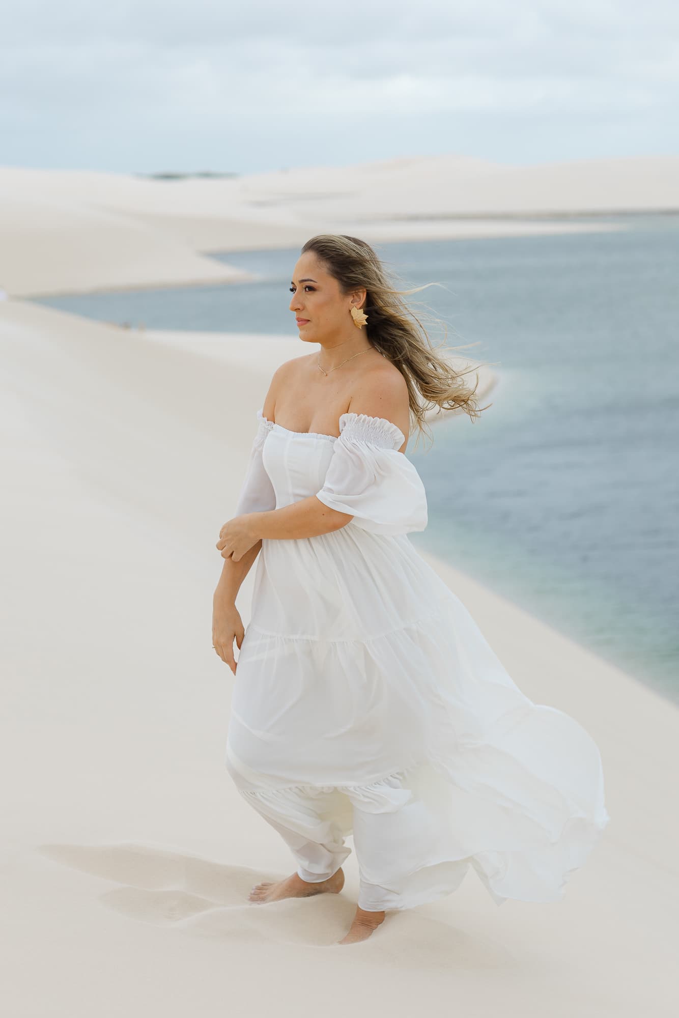 Thays e Jorge, caminhando de mãos dadas nas dunas, Santo Amaro, Lençóis Maranhenses