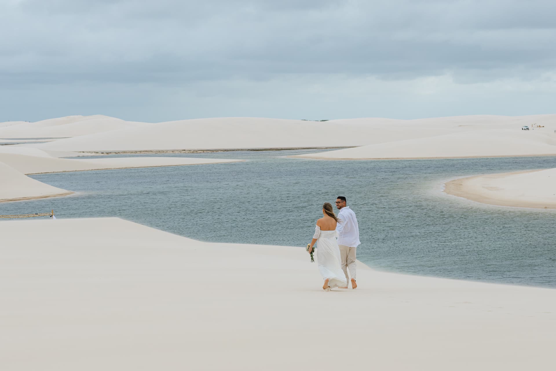 Thays e Jorge, casal abraçado na luz dourada, Santo Amaro, Lençóis Maranhenses