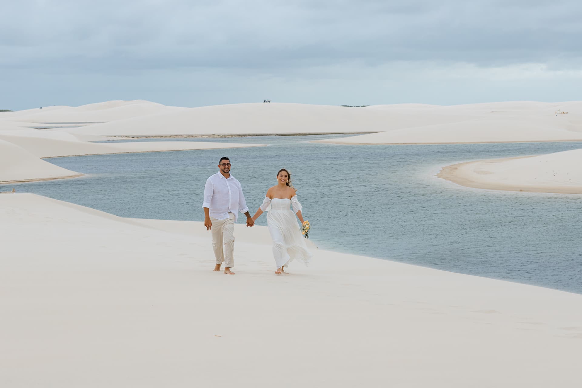 Thays e Jorge, caminhando de mãos dadas nas dunas, Santo Amaro, Lençóis Maranhenses
