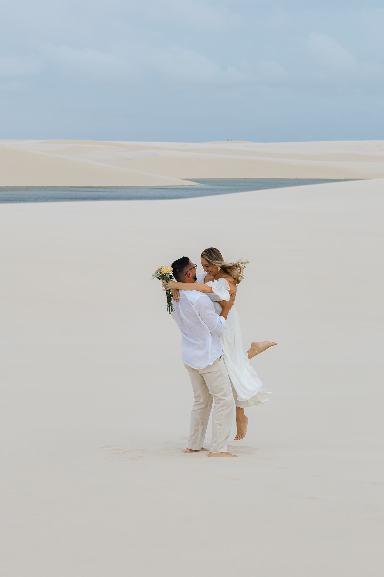 Thays e Jorge, casal abraçado na luz dourada, Santo Amaro, Lençóis Maranhenses