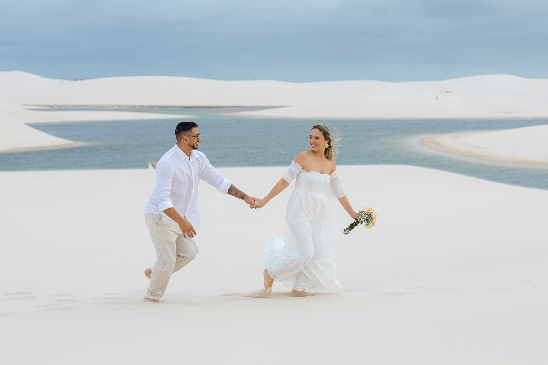 Thays e Jorge, caminhando de mãos dadas nas dunas, Santo Amaro, Lençóis Maranhenses