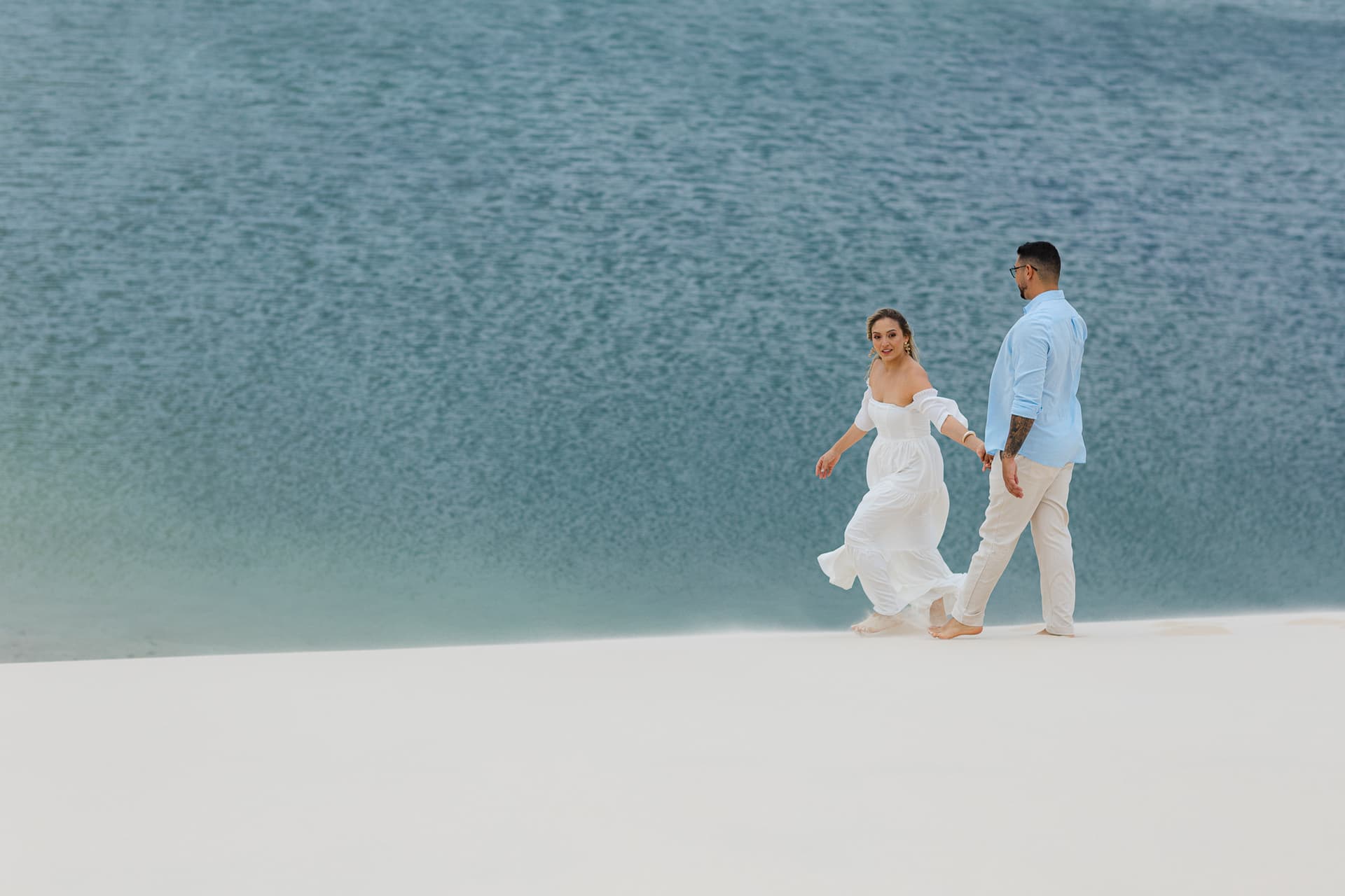 Thays e Jorge, casal abraçado na luz dourada, Santo Amaro, Lençóis Maranhenses
