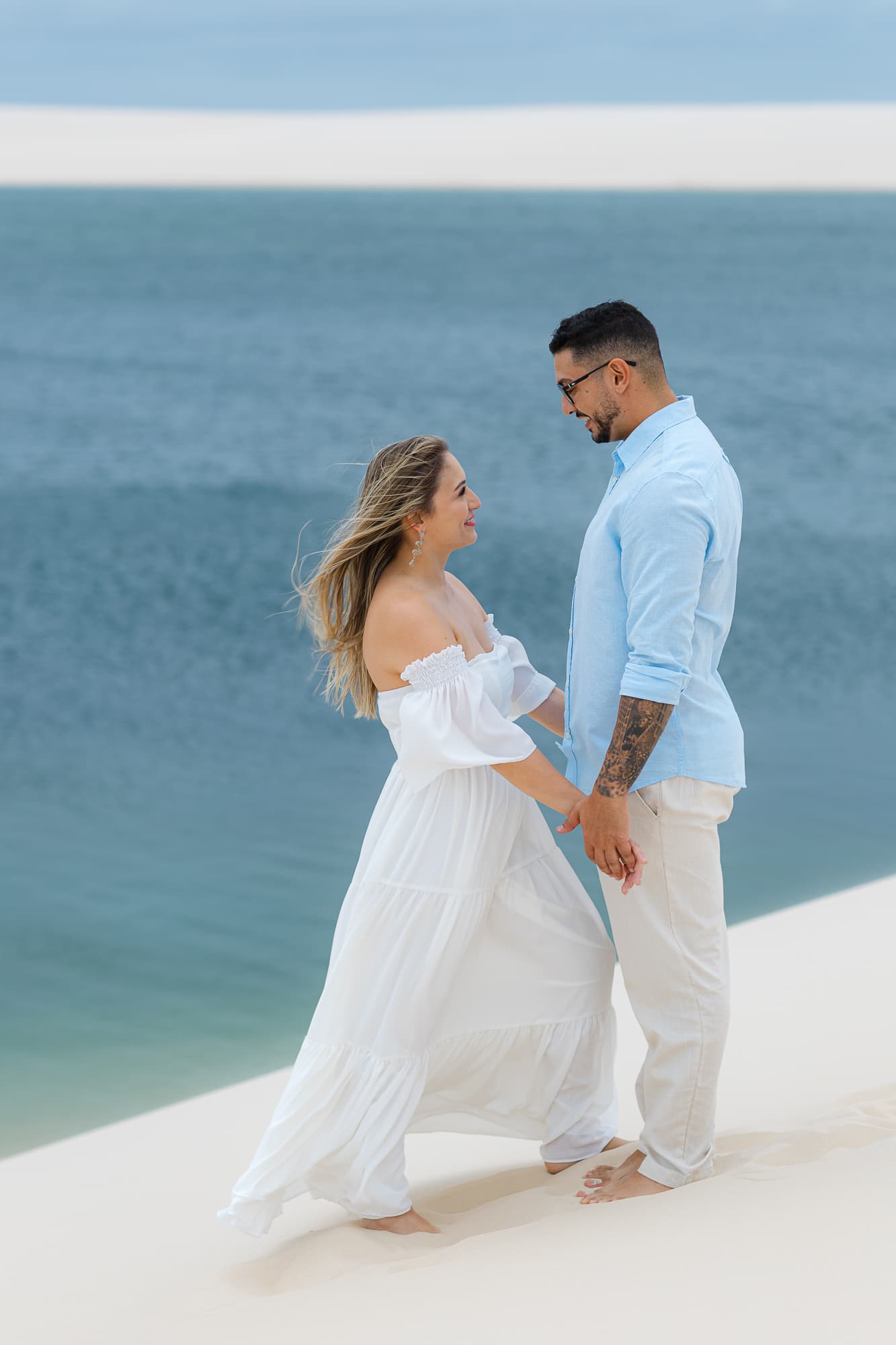 Thays e Jorge, caminhando de mãos dadas nas dunas, Santo Amaro, Lençóis Maranhenses