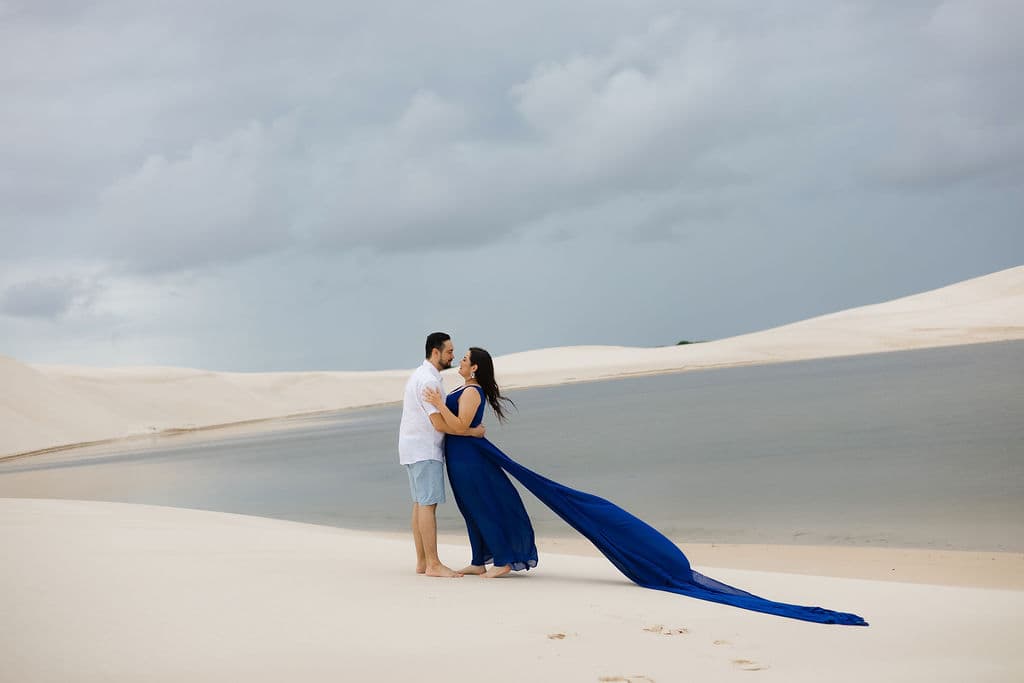 Vera Raquel e Gustavo, casal abraçado na luz dourada, Santo Amaro, Lençóis Maranhenses