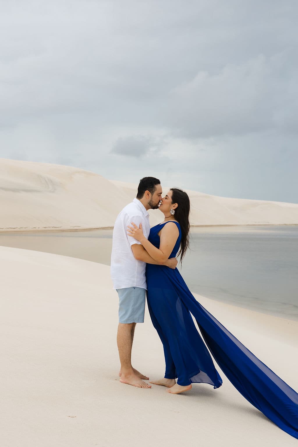 Vera Raquel e Gustavo, caminhando de mãos dadas nas dunas, Santo Amaro, Lençóis Maranhenses