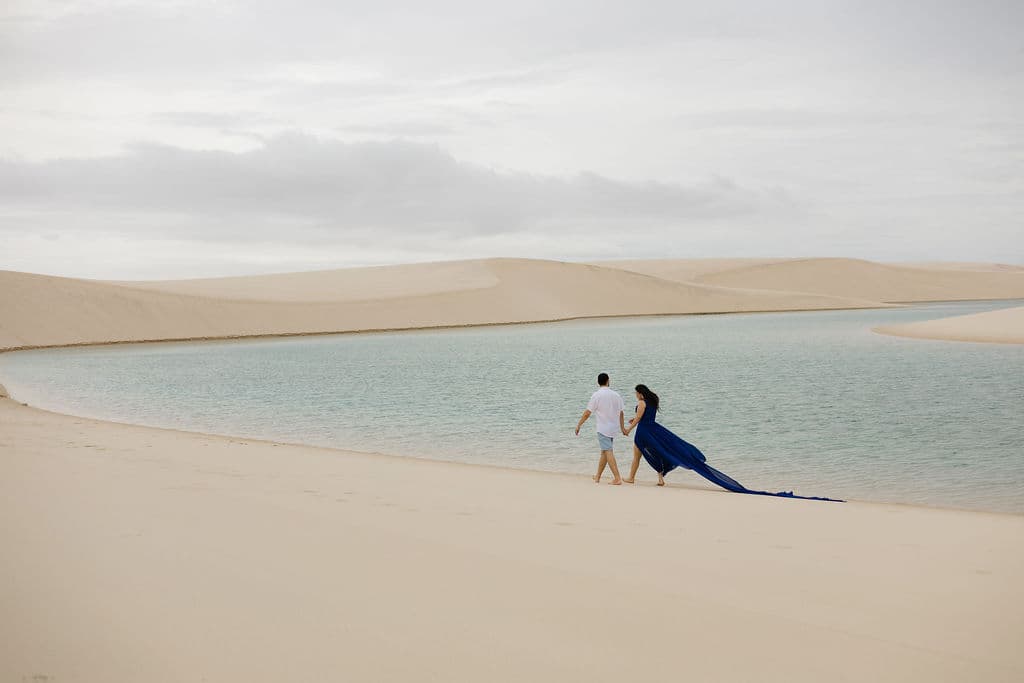 Vera Raquel e Gustavo, casal abraçado na luz dourada, Santo Amaro, Lençóis Maranhenses