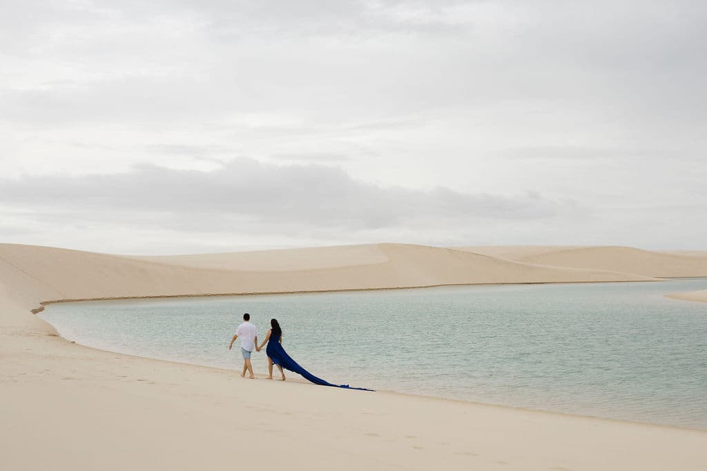 Vera Raquel e Gustavo, caminhando de mãos dadas nas dunas, Santo Amaro, Lençóis Maranhenses