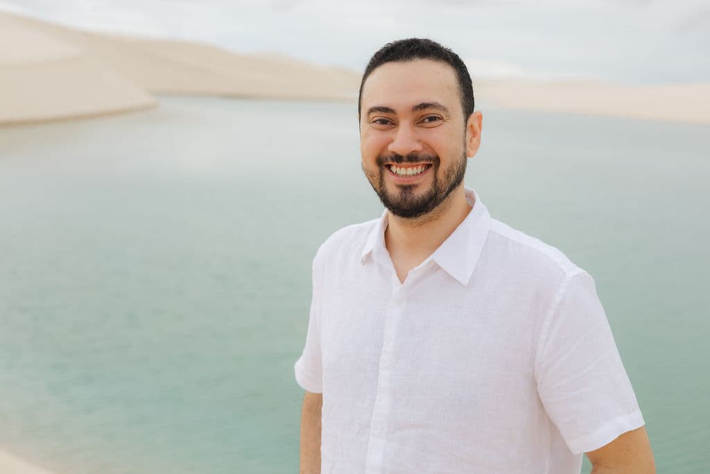Vera Raquel e Gustavo, casal abraçado na luz dourada, Santo Amaro, Lençóis Maranhenses