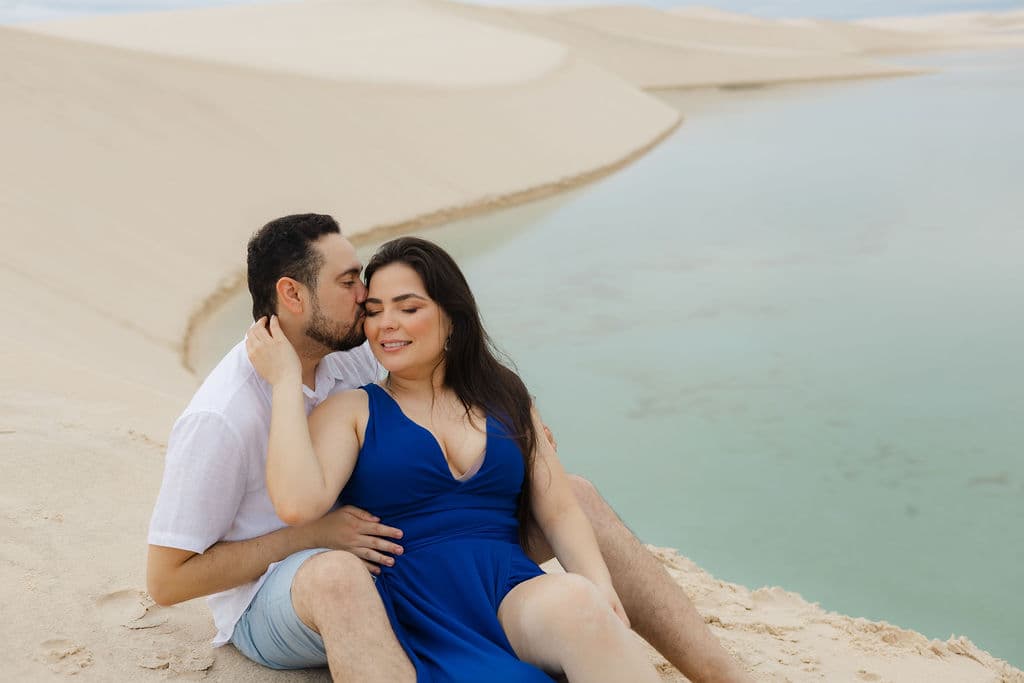 Vera Raquel e Gustavo, casal abraçado na luz dourada, Santo Amaro, Lençóis Maranhenses