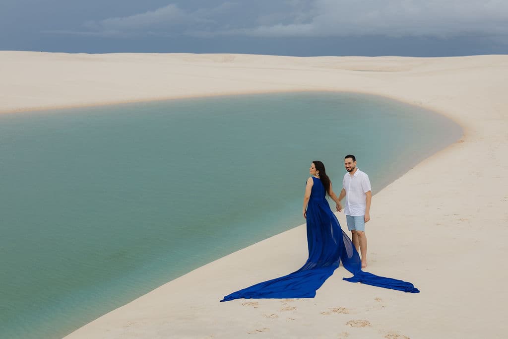 Vera Raquel e Gustavo, caminhando de mãos dadas nas dunas, Santo Amaro, Lençóis Maranhenses