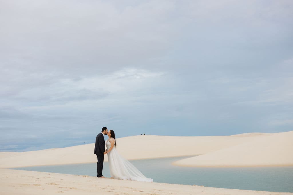 Vera Raquel e Gustavo, beijo ao pôr do sol nas dunas, Santo Amaro, Lençóis Maranhenses