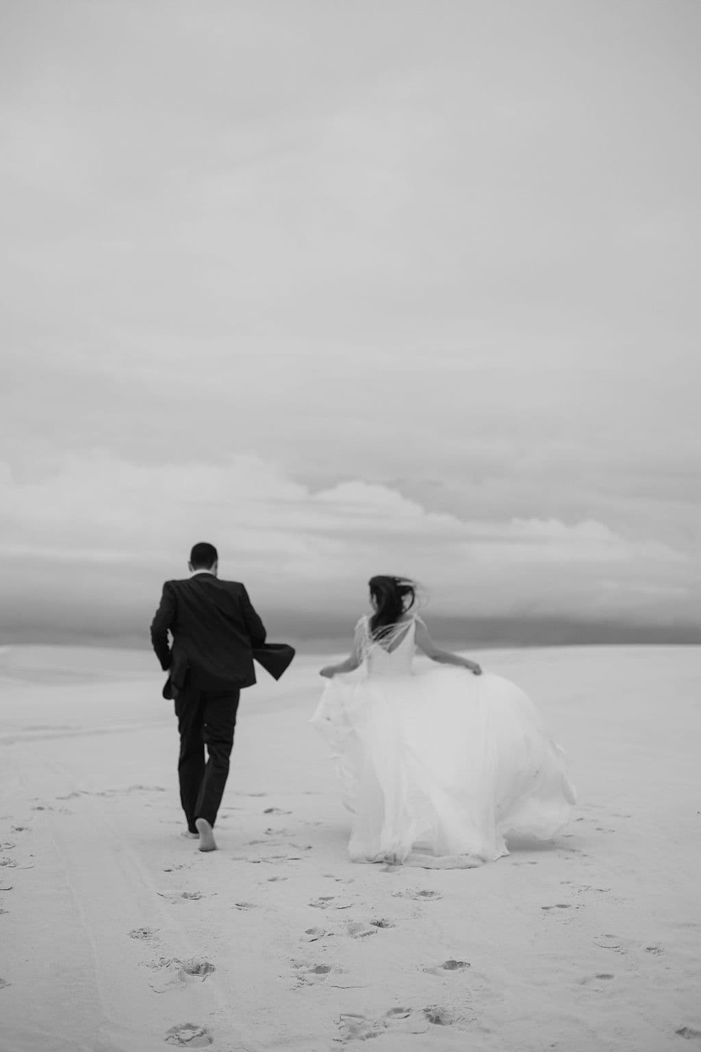 Vera Raquel e Gustavo, silhueta ao entardecer, Santo Amaro, Lençóis Maranhenses