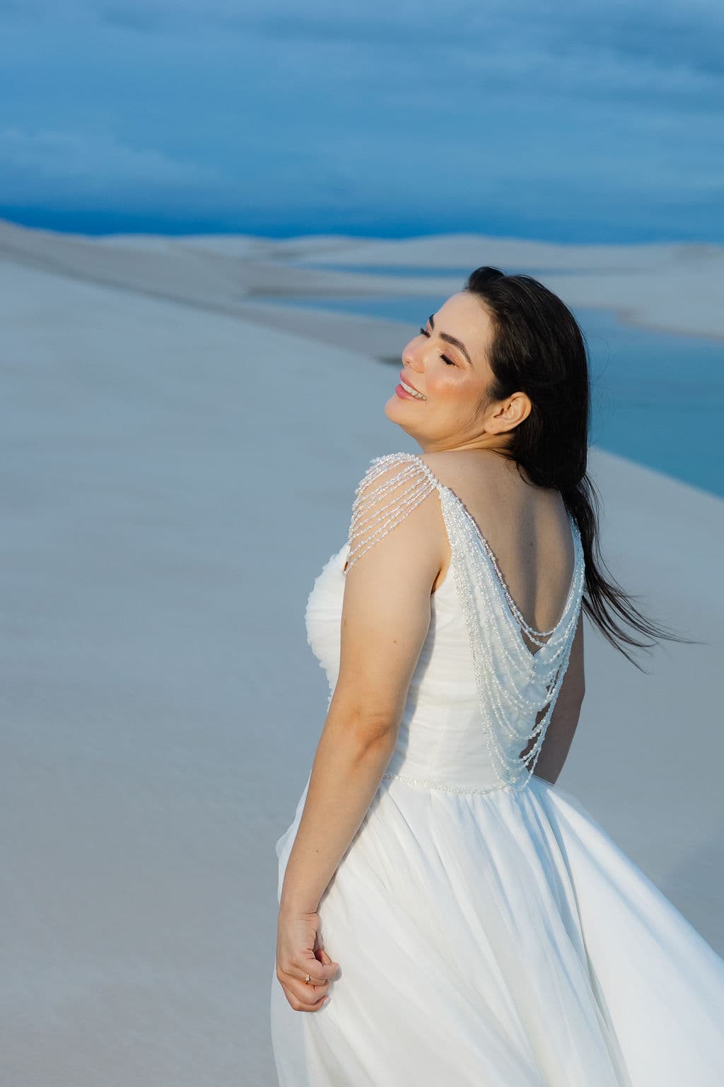 Vera Raquel e Gustavo, casal abraçado na luz dourada, Santo Amaro, Lençóis Maranhenses