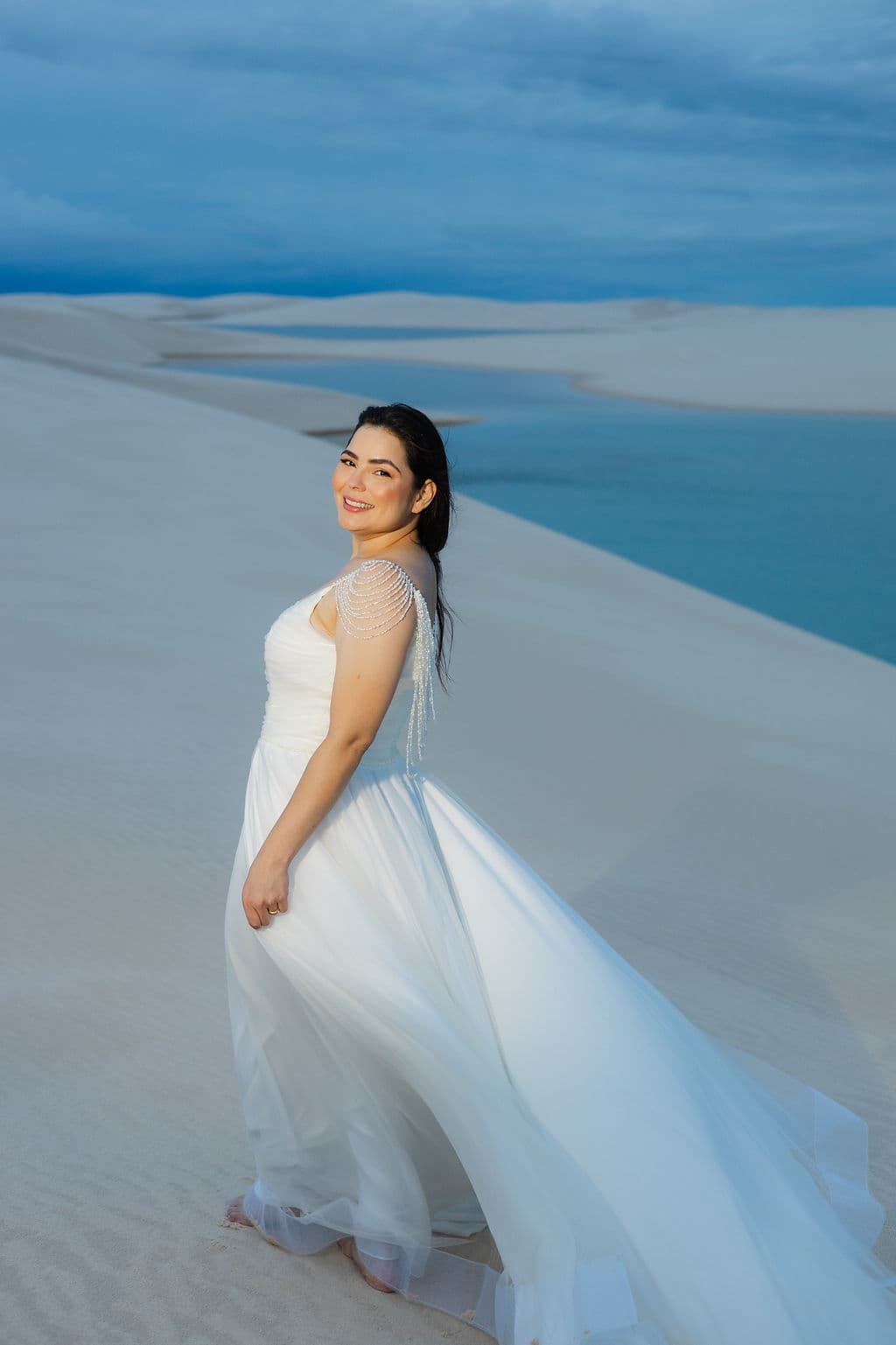 Vera Raquel e Gustavo, caminhando de mãos dadas nas dunas, Santo Amaro, Lençóis Maranhenses