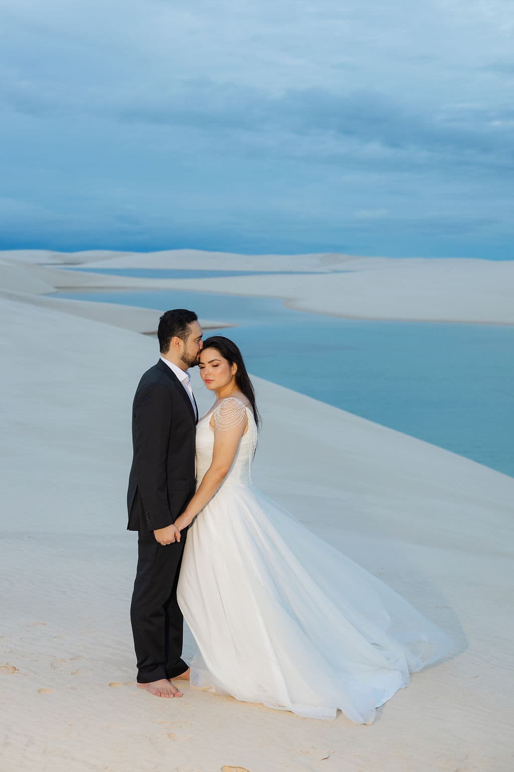 Vera Raquel e Gustavo, beijo ao pôr do sol nas dunas, Santo Amaro, Lençóis Maranhenses