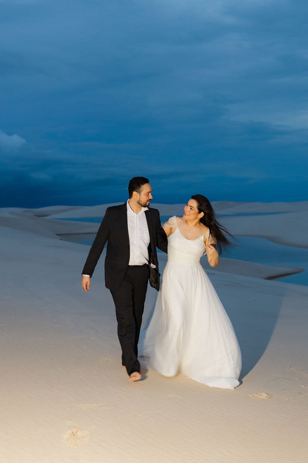 Vera Raquel e Gustavo, casal abraçado na luz dourada, Santo Amaro, Lençóis Maranhenses