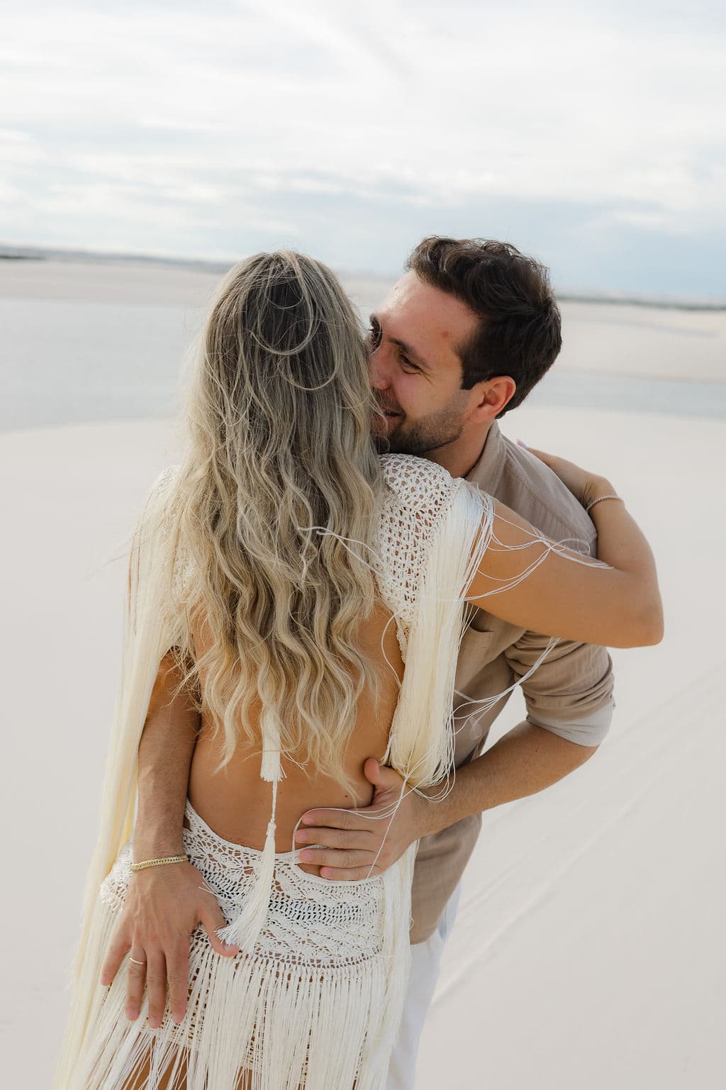 Winnie e José, casal abraçado na luz dourada, Santo Amaro, Lençóis Maranhenses