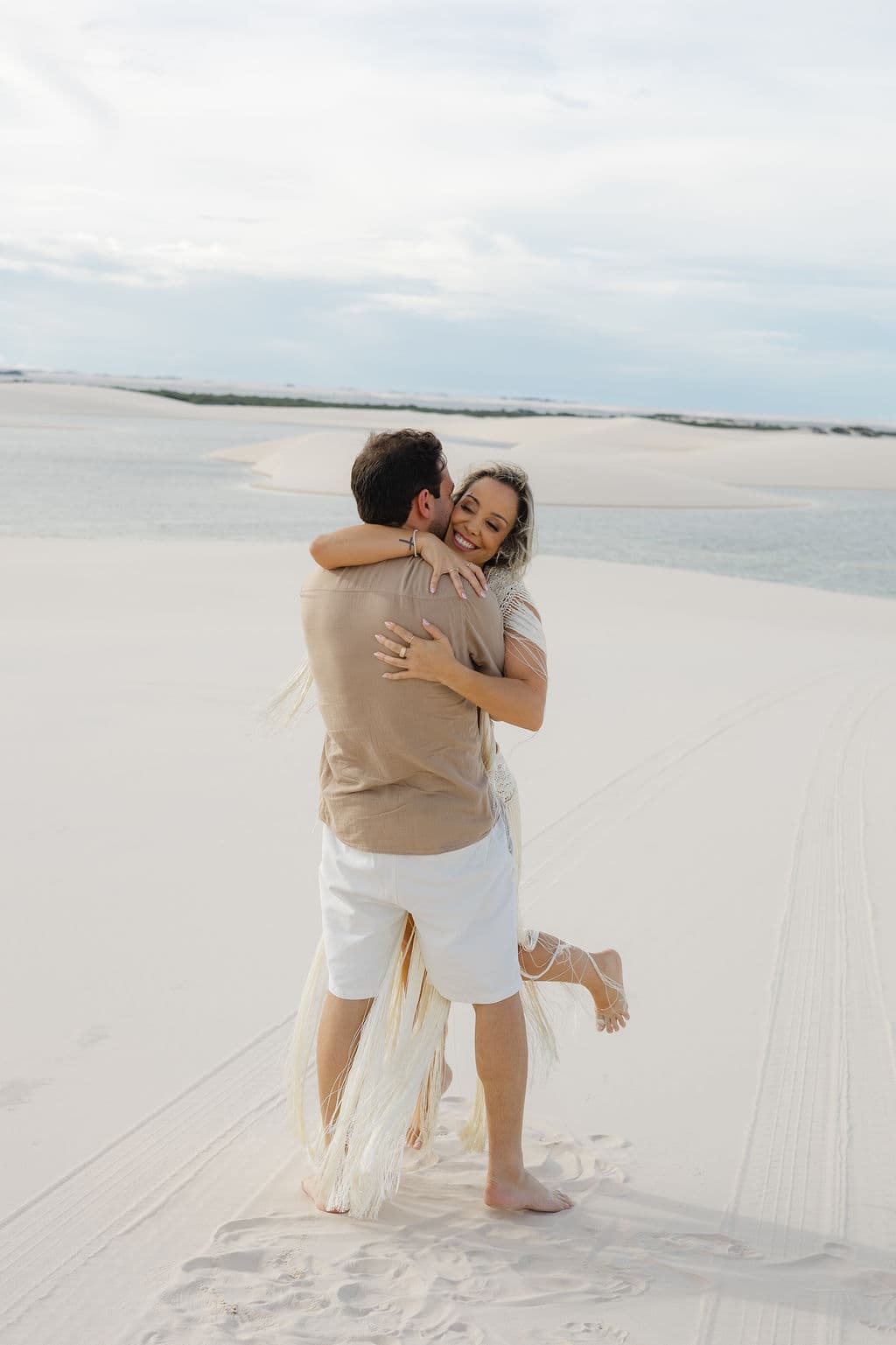 Winnie e José, caminhando de mãos dadas nas dunas, Santo Amaro, Lençóis Maranhenses
