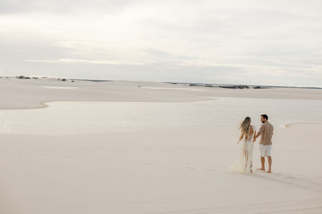 Winnie e José, caminhando de mãos dadas nas dunas, Santo Amaro, Lençóis Maranhenses