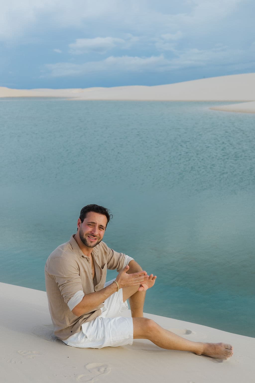 Winnie e José, casal abraçado na luz dourada, Santo Amaro, Lençóis Maranhenses