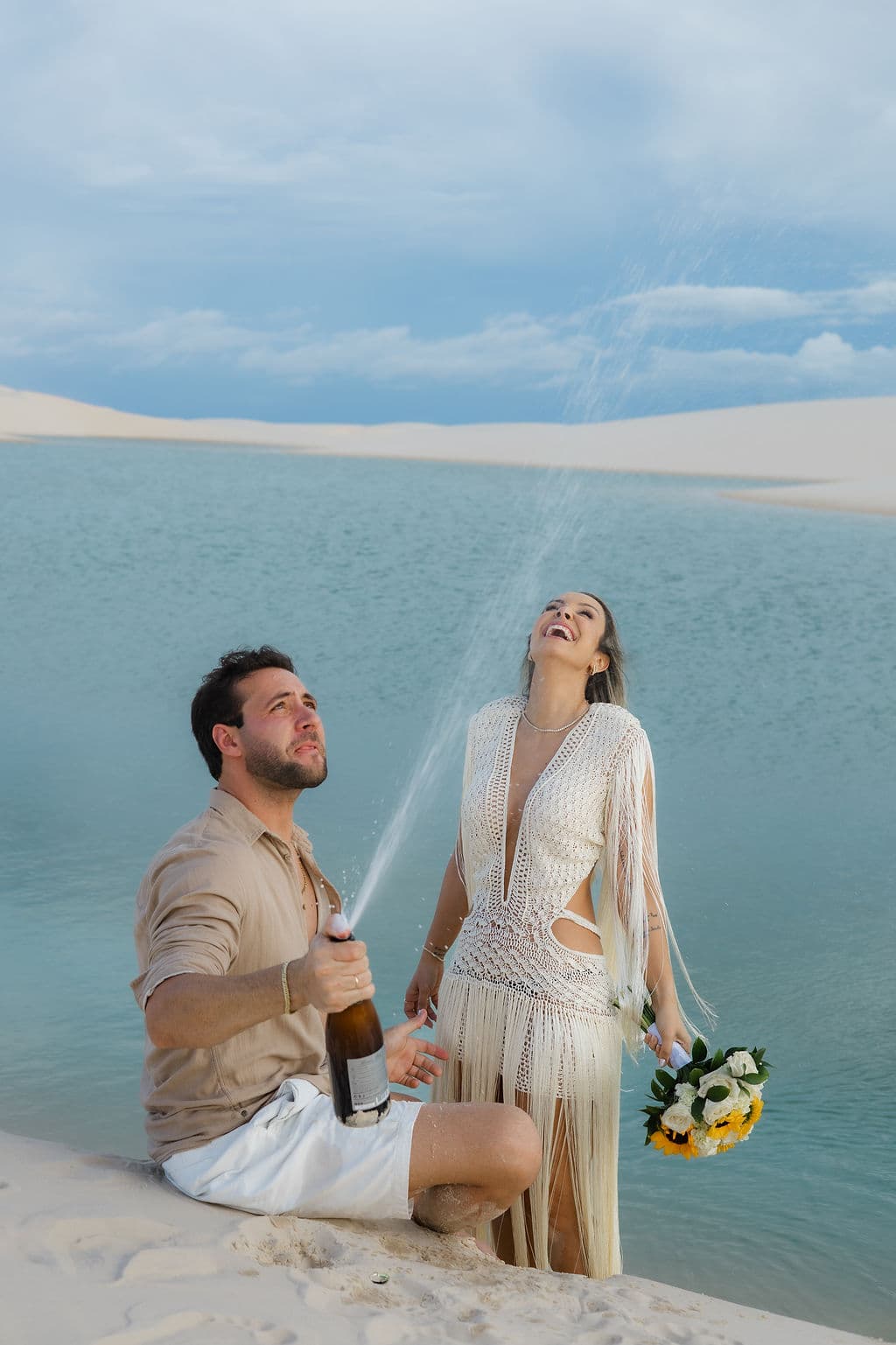 Winnie e José, casal abraçado na luz dourada, Santo Amaro, Lençóis Maranhenses