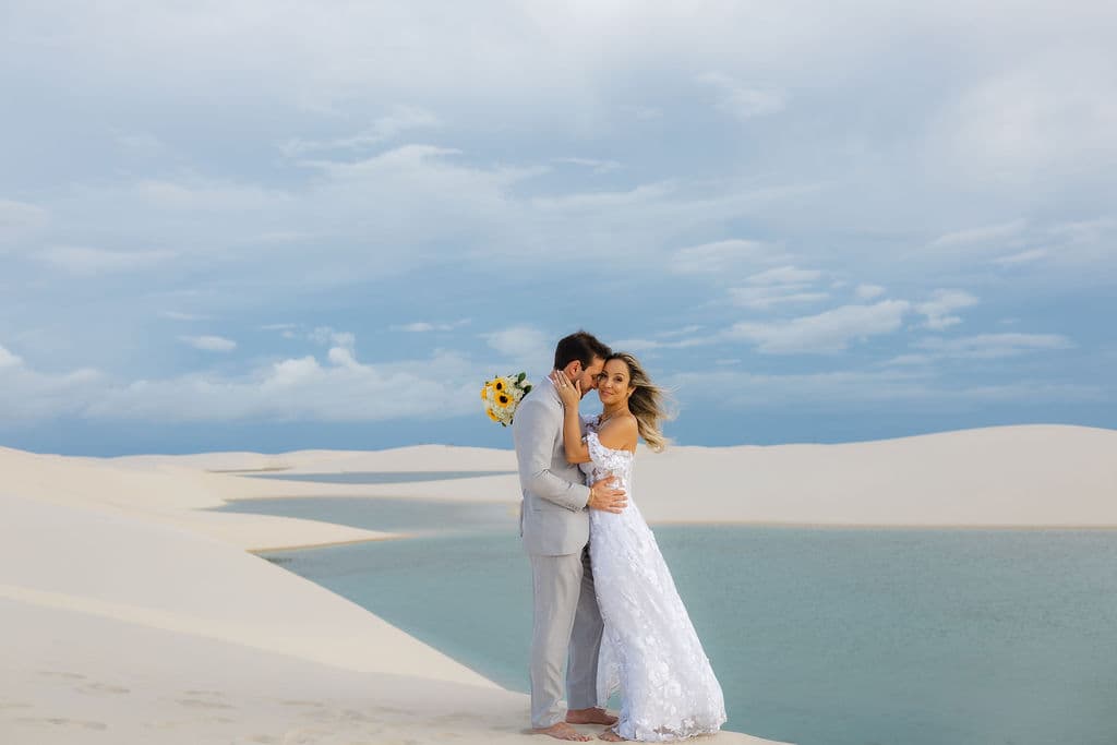 Winnie e José, casal abraçado na luz dourada, Santo Amaro, Lençóis Maranhenses