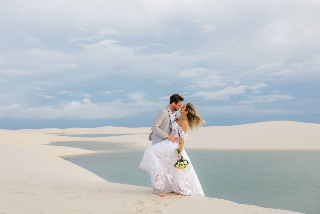 Winnie e José, caminhando de mãos dadas nas dunas, Santo Amaro, Lençóis Maranhenses
