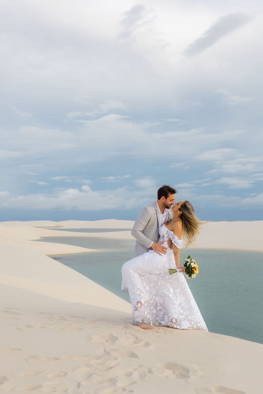 Winnie e José, beijo ao pôr do sol nas dunas, Santo Amaro, Lençóis Maranhenses