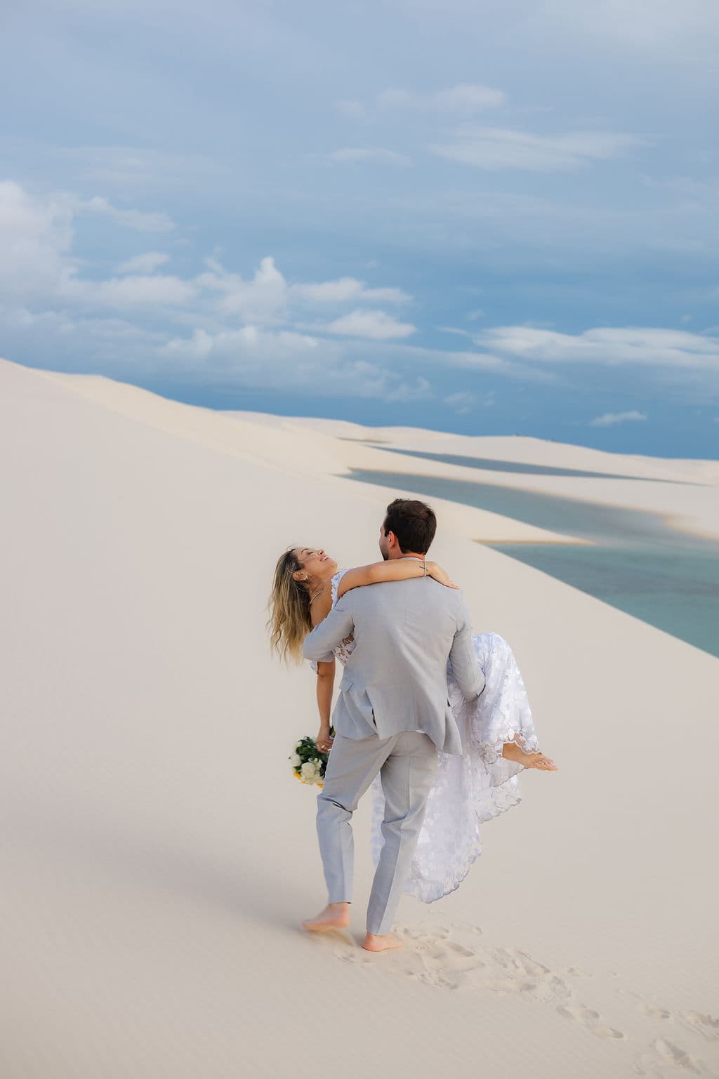 Winnie e José, casal abraçado na luz dourada, Santo Amaro, Lençóis Maranhenses