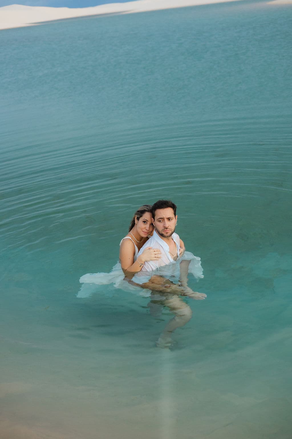 Winnie e José, casal abraçado na luz dourada, Santo Amaro, Lençóis Maranhenses