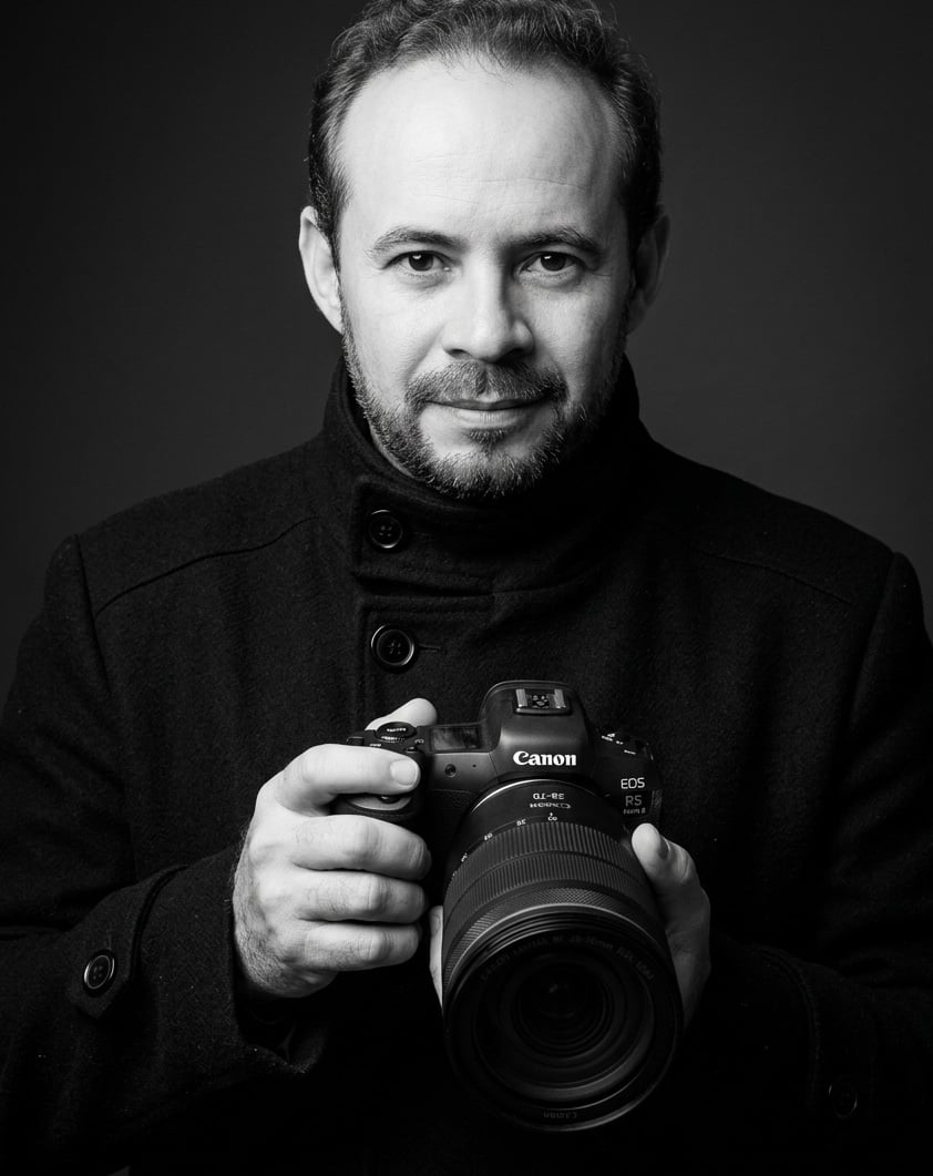 Edy Souza, fotógrafo especialista em Lençóis Maranhenses com 27 anos de experiência, segurando sua câmera Canon EOS R
