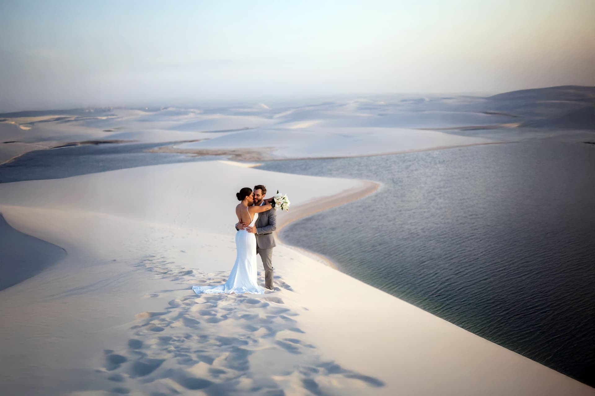 Elopement de um casal no topo da duna dos Lençóis Maranhenses