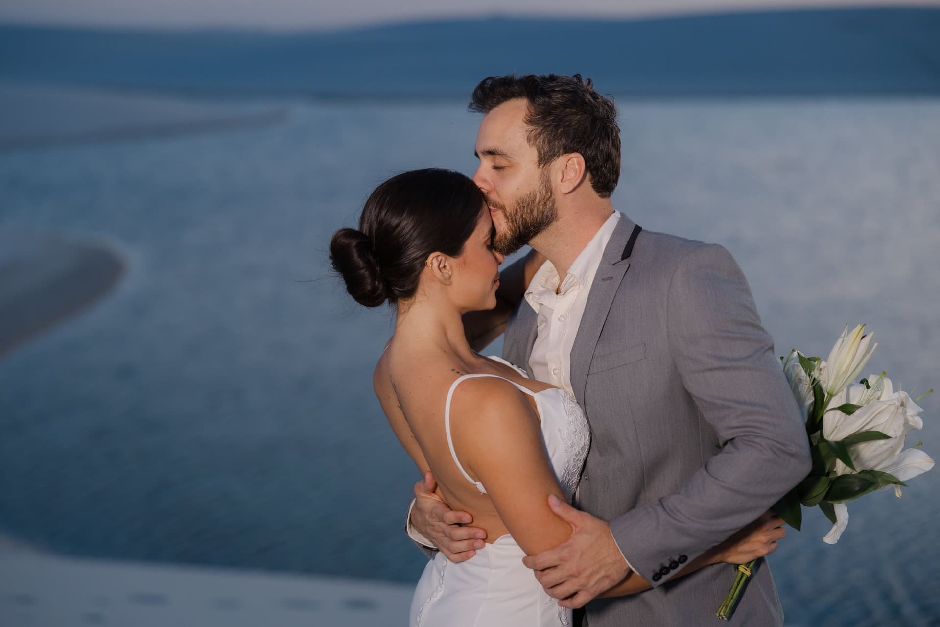 Beijo de um casal nas dunas durante a blue hour em Atins, Lençóis Maranhenses