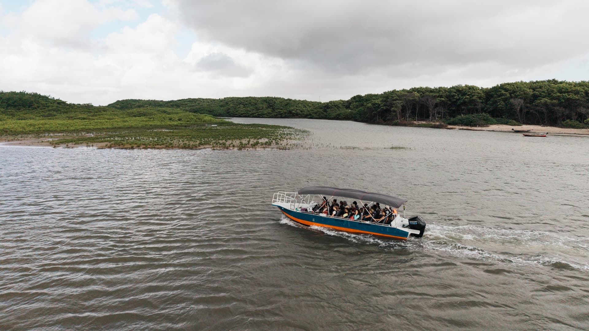 Tour speedboat sailing the Preguiças river on the way to Atins