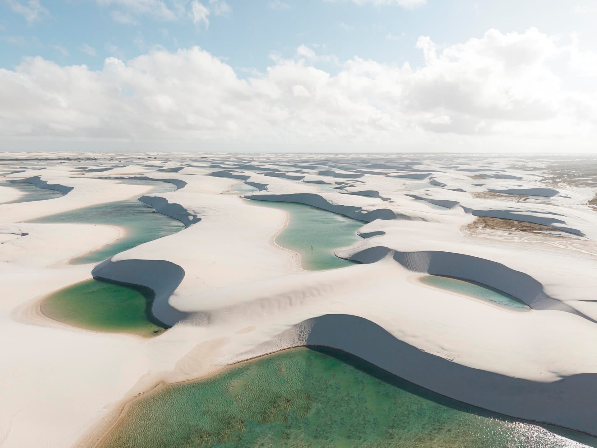 Mar de lagoas entre dunas brancas na região da Lagoa Bonita, Lençóis Maranhenses, visto do alto