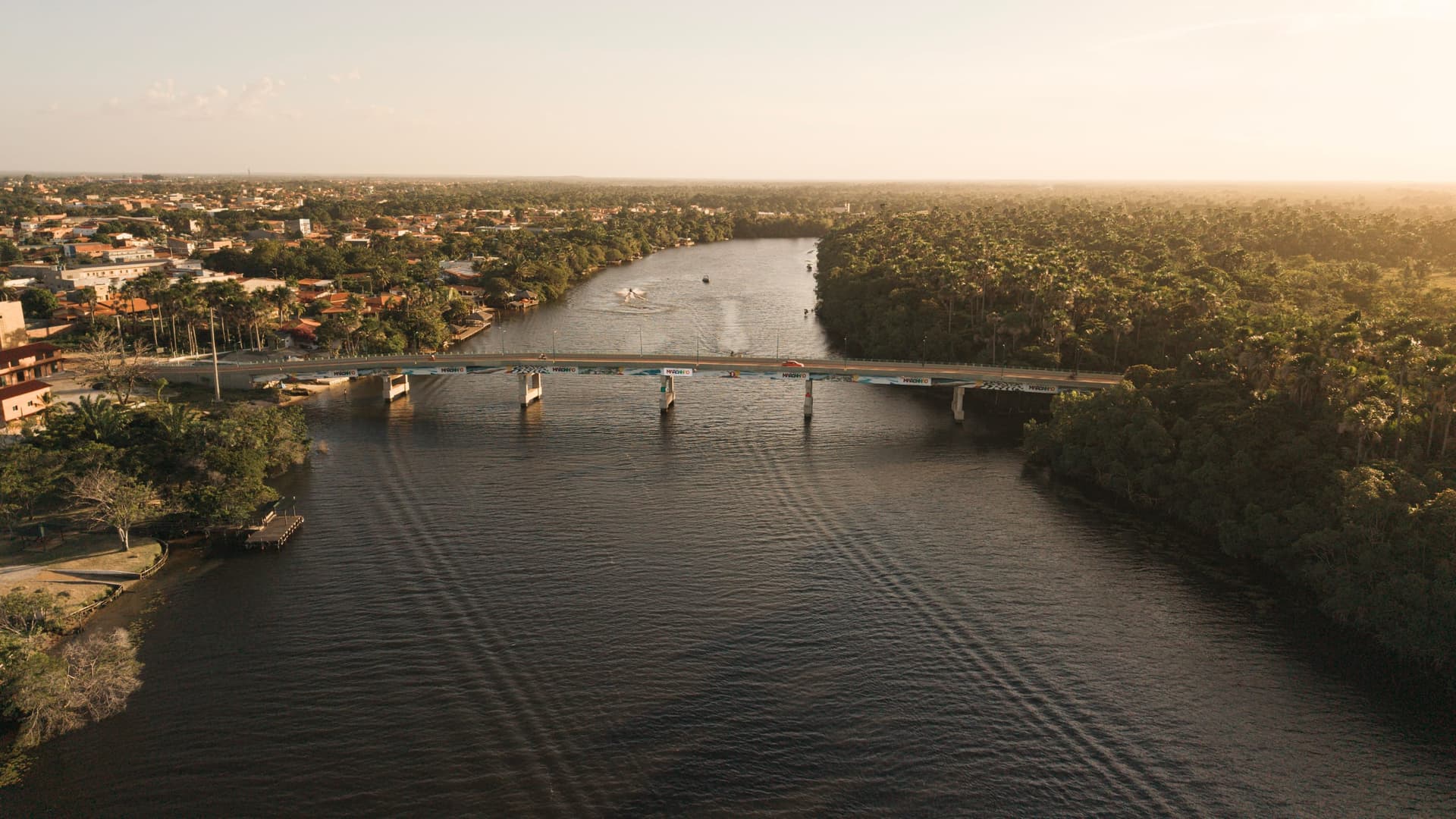 Rio Preguiças e a ponte de Barreirinhas no entardecer, vistos do alto